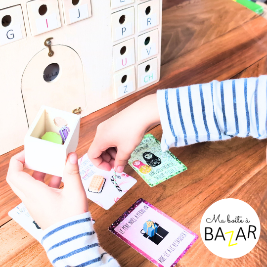 Apprendre à lire avec des petits objets Montessori : une méthode ludique et efficace